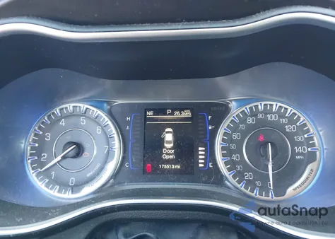 2015 Chrysler 200 Lx z USA, uszkodzony, nr VIN 1C3CCCFB2FN550900